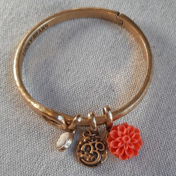 Lucky Brand Buddha Ohm Lotus Hammered Brass Tone Charm Bracelet - Picture 1 of 9